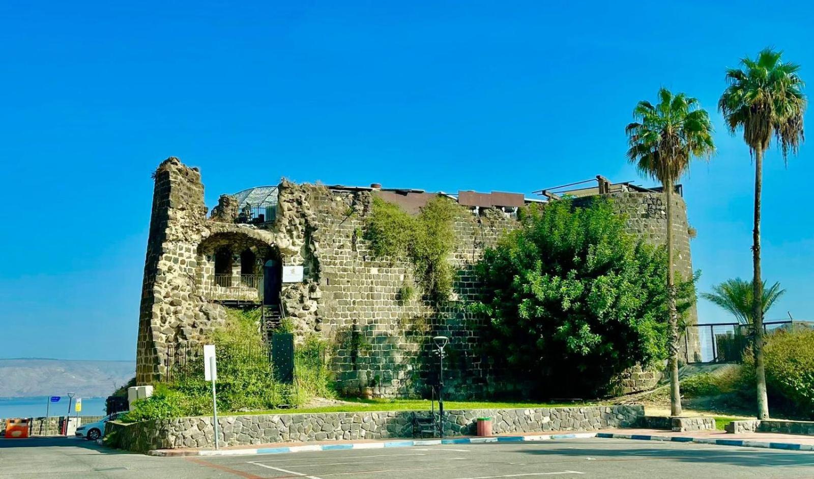 ホテル Dona Castle ティベリア エクステリア 写真